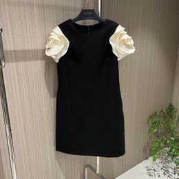 Mini vestido negro de manga corta con mangas de pétalos de marca de moda europea
