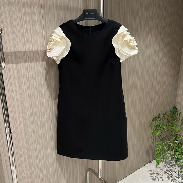 Mini-robe noire à manches courtes et pétales, marque de mode européenne