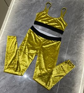 Dames Trainingspakken Casual Dames Sportondergoed Designermerk Yogasets Klassiekers Fluweel Twee stukken Vrouwelijk Merk Volledige lengte Broekpakken Broeken Sexy Push-upvest