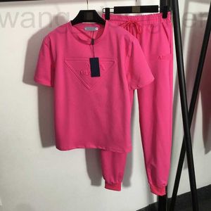 Saisie de survêtement pour femmes Designer P Famille 2023 Été Nouveau Coton Sports Ensemble avec un t-shirt à manches courtes en relief en relief, Pantalons de taille élastique, pantalon recadré VZ4X