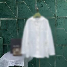 Survêtements pour femmes designer SS22 Nouveau manteau de bouclier solaire à capuche en relief foncé Short manteau à glissière YR83