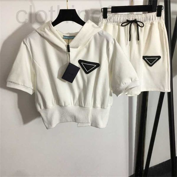 Chándales de mujer Diseñador Conjunto de pantalones de dos piezas Traje casual de verano Sudadera con capucha de manga corta Pantalones cortos elásticos con insignia triangular Sudor XIJF