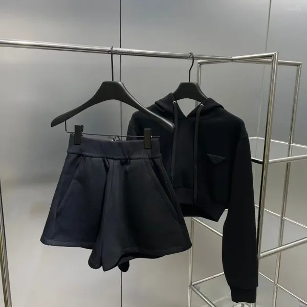 Chándales para mujer Pantalones cortos elásticos para principios de primavera Traje deportivo informal de dos piezas Suéter corto con marca triangular y hombros caídos con capucha negra