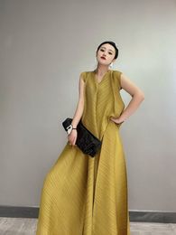 Tracksuits voor dames Miyake geplooDed Elegant Fashion Two -Piece Sets Zomer mouwloze Top Belt Wide Leg Harem Pants Koreaanse Designer Vrouwenkleding 230131