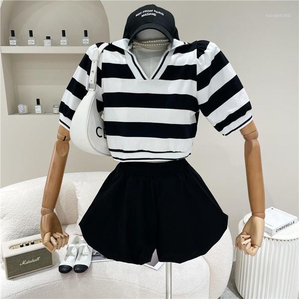 Conjunto de dos piezas de chándal para mujer, diseño de nicho, verano 2021, camiseta de manga corta a rayas blancas y negras, Top con solapa, pantalones cortos con cintura elástica