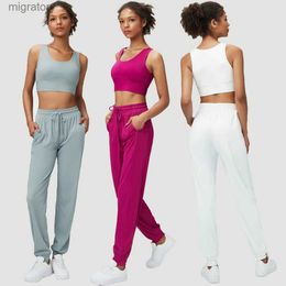 Parcours féminins Tracks Tours Two Piece Womens Yoga Set Couleur solide Sports Breatch Sports Running Sexy Bra Pants Sportswear Gymnastics YQ240422