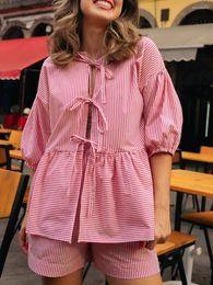 Femmes de survêtement pour femmes 2 pièces courtes sets plaid / stripe imprimez à cravate avant pochette à manches peplum shorts élastiques