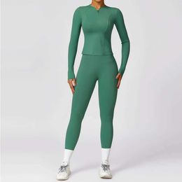 Suissiles de piste féminin Femmes 2pcs Set Workout Sets Sportswear Tracks Suit Gym Clothes High Waist Leggings Sports Bra Crop Top Fitness Athletic Wear Y240426