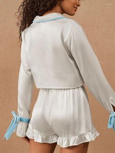 Survêtements pour femmes Ensemble de pyjama en satin pour femme Haut boutonné à manches longues avec un design court et un short à volants doté d'un nœud papillon - Parfait