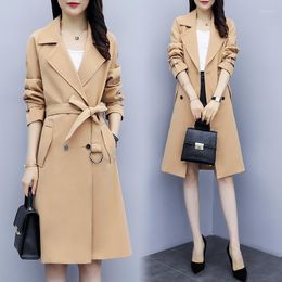 Trench da donna 2023 Primavera Autunno Moda Lunghezza media Collo a polo Doppio petto Manica lunga Cappotto stile sciolto Tendenza