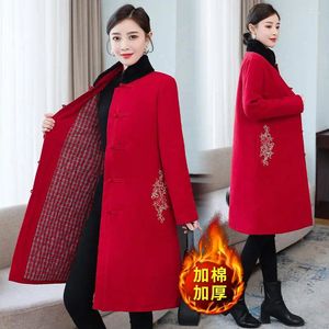 Trenchs de femmes Manteaux de coton de broderie de la mère rouge chinoise d'hiver 2023 Mode Rétro Stand Coolar Veste matelassée à simple boutonnage T1