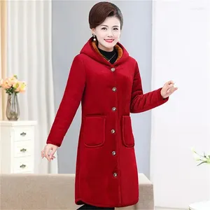 Trenchs de femmes 2024 mi-personnes âgées hiver coréen manteau en peluche d'agneau veste rembourrée en coton vêtements de mère en vrac longue parka