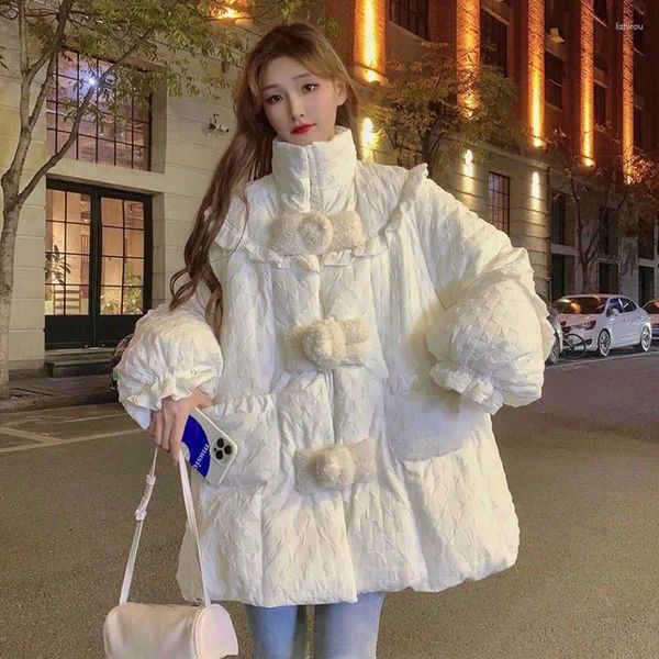 Abrigos de trinchera para mujer 2024 Invierno Lolita Diseño Sensación de algodón Abrigo Corea Dulce Chica Suelta Espesada Pastel Blanco Soporte Collar Parka