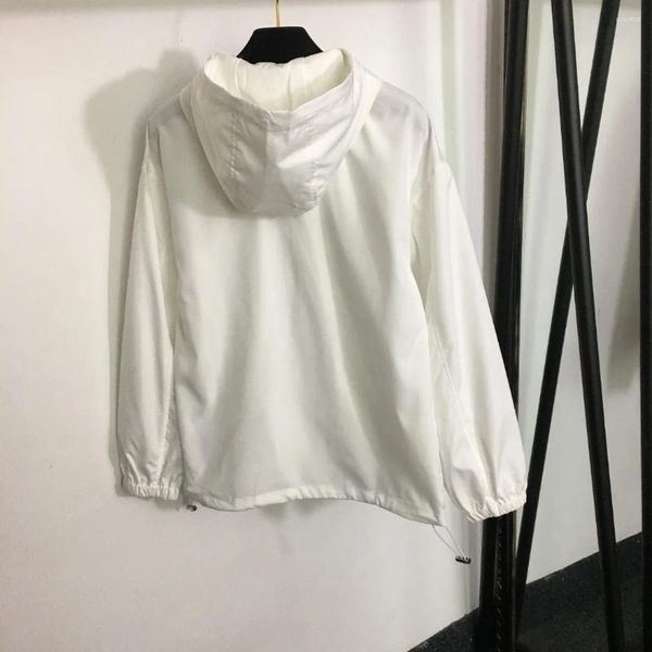 Trenchs pour femmes Chic Lettre Triangle À Manches Longues À Capuche Coupe-Vent Avec Manteau À Fermeture Éclair Short À Taille Ceinturée En Blanc Jaune