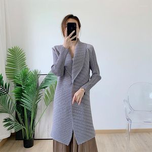 Femmes Trench Manteaux Manteau Pour Femmes Printemps Miyake Plissée Mode Solide Bouton Unique Haute Rue Lâche Grande Taille Femme À Manches Longues