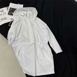 Dames Trench Coats Designer 2023 Lente/zomer Nieuwe Standing Neck Hooded schouderdruppel Design Drawing Taille Slim Tall Tall Wind Breakher Dress B8U5