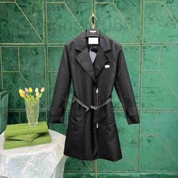 Trench-coats pour femmes designer automne / hiver nouveau trench-coat mi-long ceinture triangle asymétrique plissé YUNB