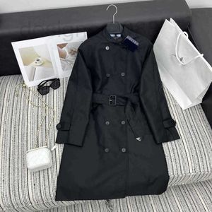 Trench-coats pour femmes Designer Nouveau style de banlieue Simple et à la mode Âge réduit Coupe-vent en nylon à double boutonnage Long Coat CE5P