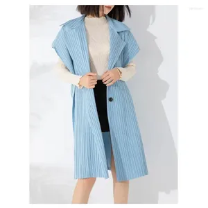 Trenchs Femmes GGHK Miyake Plissé Femmes Grande Taille Manteau Mode Casual Revers Simple Boutonnage Conception Longue Veste Élégante Femme