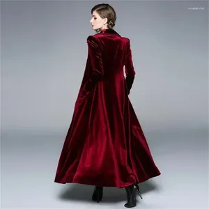 Trenchs de femmes Manteaux de velours doré long coupe-vent manteau 2023 femmes automne / hiver style haut de gamme tempérament féminin élégant pardessus