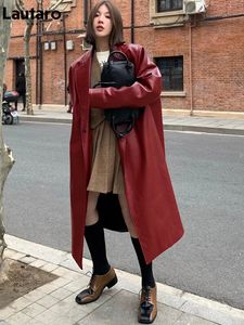 Dames Trenchcoats Lautaro Herfst Lang Oversized Wijnrood Leren Trenchcoat voor Dames Lange mouwen Revers Los Casual Stijlvol Koreaans Modieus 231213