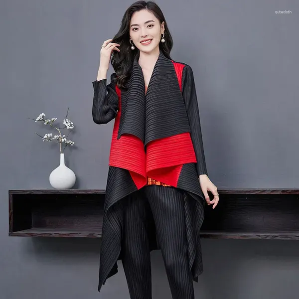 Gabardinas de mujer Miyake Plisado Chic Negro y Rojo Doble Capa Turn-Down Collar Midi Cortavientos Mujeres 2023 Otoño Elegante Suelto