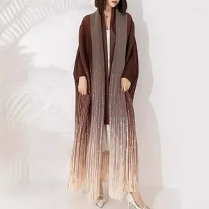 Les trenchs pour femmes miyake plissé une longue veste de brise-vent avec tempérament en vrac plus gradient de poule de chauve-souris imprimée Robe 2024