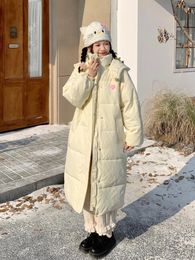 Veste à capuche à capuche de mi-longueur épaissie de trenchs pour femmes avec plume et vent collégial doux pour petite stature en hiver