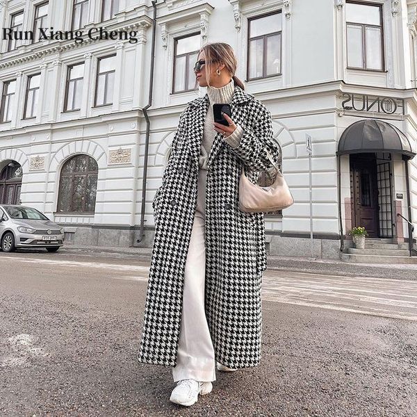 Trenchs de femmes Run Xiang Cheng Femmes 2023 Automne / Hiver Checker Long Coupe-vent Haut de gamme Manteau de mode Noir Blanc Lumière Mature