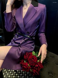 Gabardinas de gabardina de mujeres con traje morado color púrpura color coincidencia de moda contrast ajuste de doble pecho de doble pecho y vestido largo