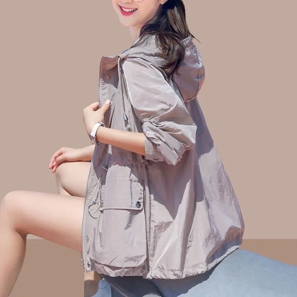 Gabardina para mujer Ropa de protección solar Abrigo fino de verano para mujer Camisa transpirable anti-ultravioleta Chaqueta rompevientos con capucha para mujer 230808