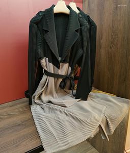 Trench-coats pour femmes Tempérament Miyake Créateur de mode plissé Y2k Coupe-vent Office Lady Casual Summer Vêtements esthétiques de haute qualité