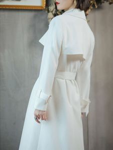 Gabardinas de mujer cortavientos blanco longitud media otoño 2023 nuevo viajero doble botonadura encaje hasta estilo de gama alta abrigo delgado