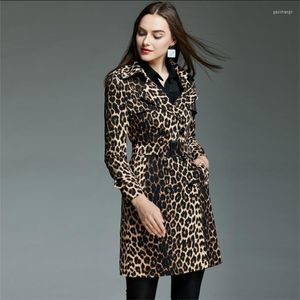 Dames Trench Coats Dames European Spring Ladies Coat For Women Long Sleeves Leopard Dames met dubbele borsten met dubbele borte vrouw Retro