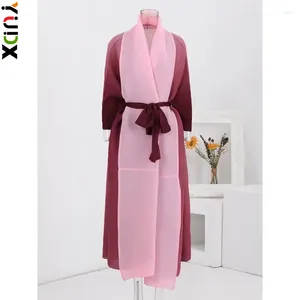 Trenchs de Femmes Yudx Miyake Mode Gradient Plissé Manteau Femmes Bat Manches Écharpe Col Long Coupe-Vent Lâche Vêtements 2024