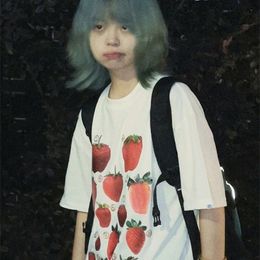 Camiseta para mujer Y2k Estética Camiseta Grunge Estampado de fresa Harajuku Camiseta gráfica Moda coreana Tops de gran tamaño Ropa de calle de manga corta 230130