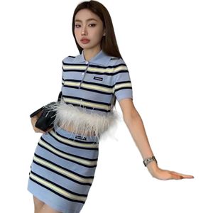 Bloc de couleur de collier de retour des femmes Stripe Lettre imprimé tricot autrich Fur Bottom top et jupe Twinset 2 PC Robe Suit Sml