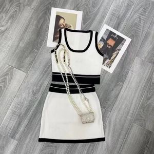 Ensemble de robe deux pièces pour femmes gilet tricoté Mini jupe courte ensemble Streetwear mode haut court petite lettre 4 couleurs survêtement en tricot