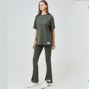 Pantalon deux pièces pour femmes Marque Émirats Arabes Unis Costume de sport pour femmes Yoga Top Set Fashion Ladies T-shirt à manches courtes évasé devant fendu Runing Tro