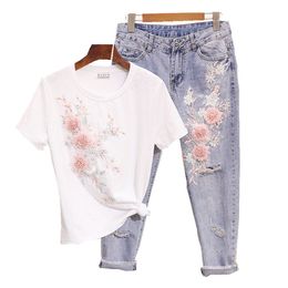 Pantalones de dos piezas para mujer Traje de mezclilla Bordado Flor tridimensional Camiseta de manga corta Pantalones vaqueros rasgados