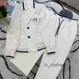 Pantalon de deux pièces pour femmes Designer 2023 Mode Professionnel Set Top Designer Marque Vêtements Petit Costume Casual Wear Blanc Veste à manches longues 3ITR