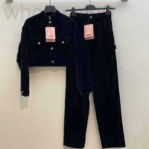 Pantalon de deux pièces pour femmes Designer 24 Début du printemps Nouveau Nanyou Miu Fille âgée Lettre Bouton Patch Manteau de velours brodé + Ensemble de vêtements de travail M1SV