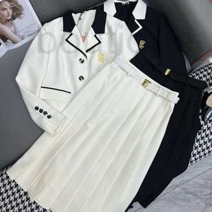 Pantalons de deux pièces pour femmes Marque de créateurs Début du printemps Nouveau Nanyou Miu Lettre élégante et style Ceinture brodée Costume Manteau Plié Demi-jupe Ensemble UCF3