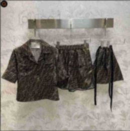 Pantalons deux pièces pour femmes Marque de créateur Printemps et été Nouveau design de niche avec une petite chemise courte à revers Short élastique, ensemble de pyjama, sac de rangement de livraison D9SH