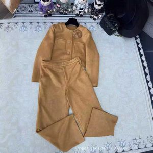 Designer de pantalons à deux pièces pour femmes Shenzhen Nanyou Huo ~ 24 printemps / été nouveau produit petit produit de veste de pantalon long de la jambe large Khaki en daim large pour les femmes BCQB