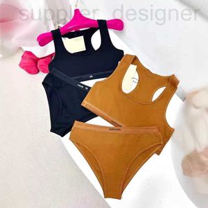 Designer de pantalons à deux pièces pour femmes Shenzhen Chaopai 2024 Spring / été nouvel ensemble avec des lettres polyvalentes, une fille épicée décontractée