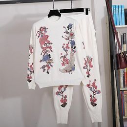 Pantalones de dos piezas para mujer Moda coreana Bordado Flores Chándales de punto Trajes de mujer Sueltos Negro Gris Blanco Suéter de punto Conjunto de lápiz