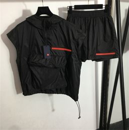 Tweedelige broekenset voor dames, zomer, casual, mouwloos, elastische short met capuchon en driehoekige badge, sweatsuit in zwart