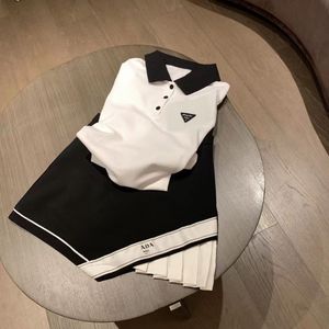 Conjunto de pantalones de dos piezas para mujer, traje informal de verano, Sudadera con capucha de manga corta, pantalones cortos elásticos con insignia triangular, chándal 2023