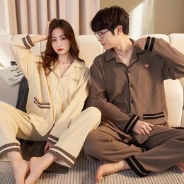 Pantalones de dos piezas para mujer Primavera y otoño Cárdigan coreano de manga larga Ropa de dormir de algodón Conjunto de dos piezas Pijama informal con cuello en V para parejas Hombre 231102